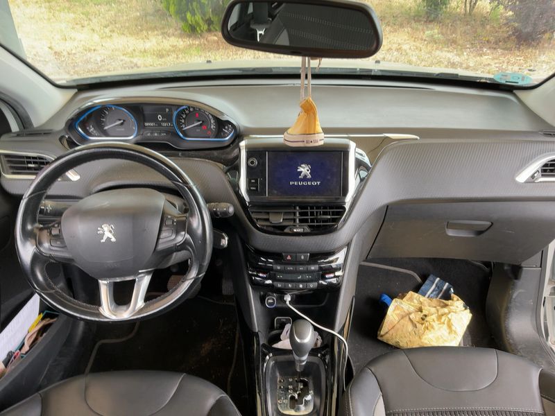 Peugeot 2008 1.2 PureTech Allure — zdjęcie 12
