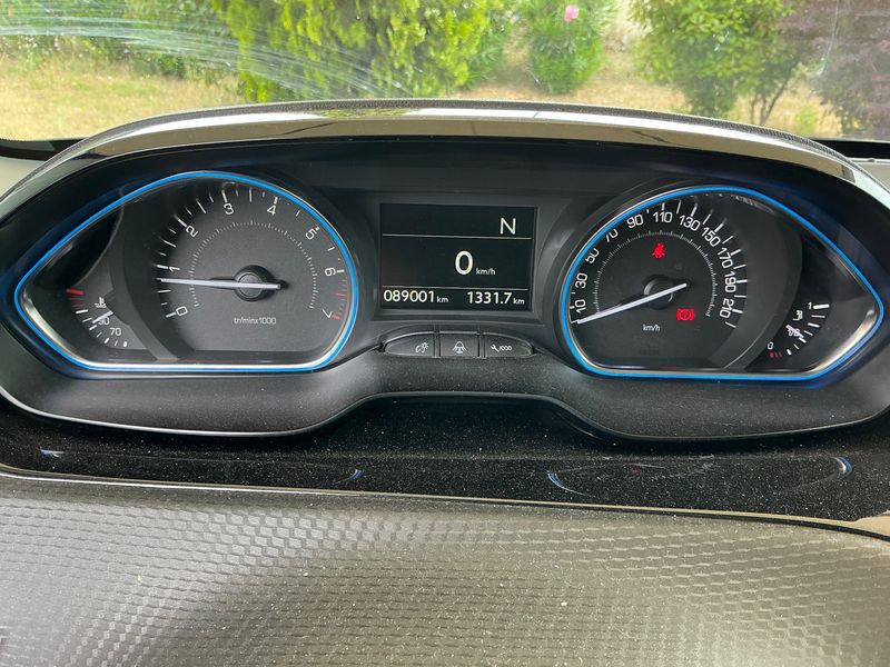 Peugeot 2008 1.2 PureTech Allure — zdjęcie 13