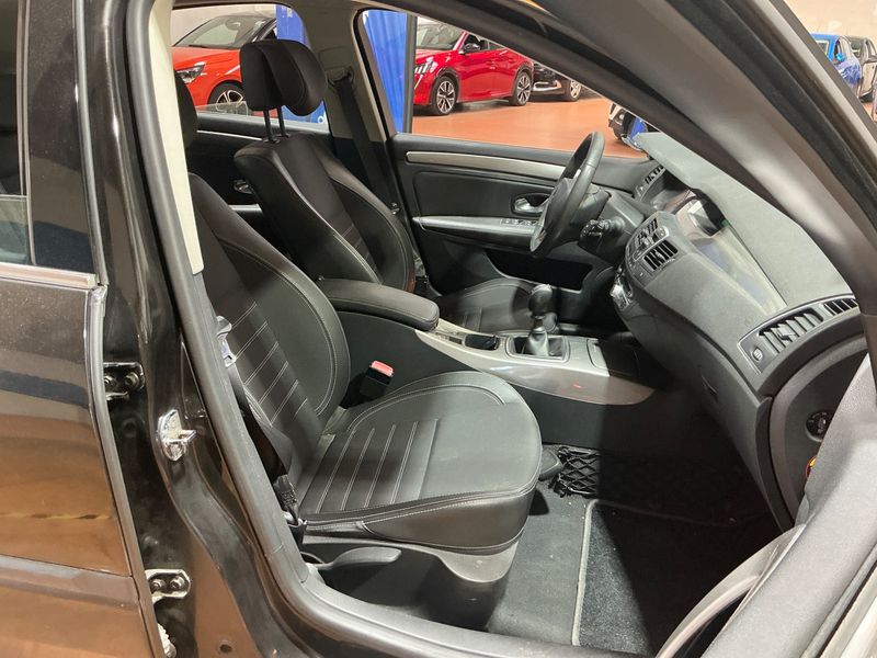 Renault Laguna 2.0 dCi Black Edition — zdjęcie 3