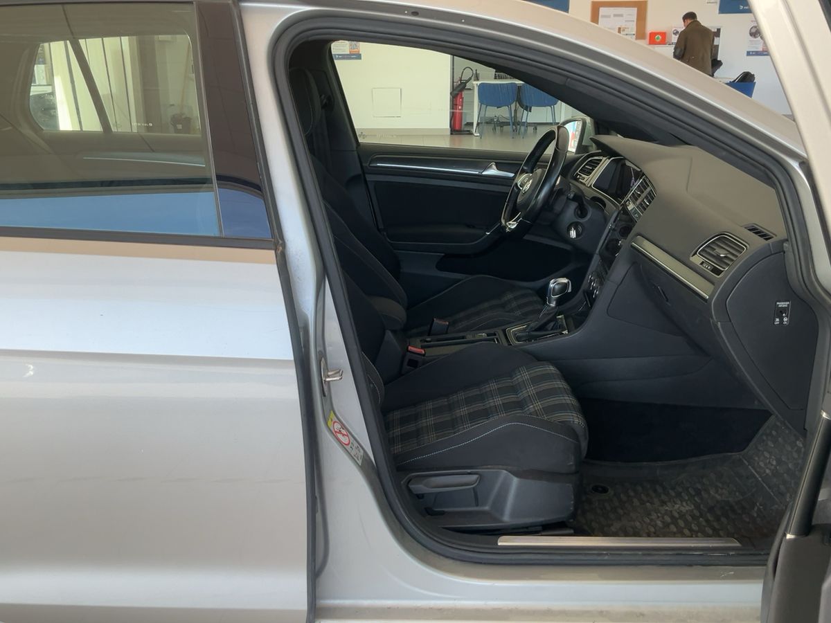 Volkswagen Golf 2018 — photo 17