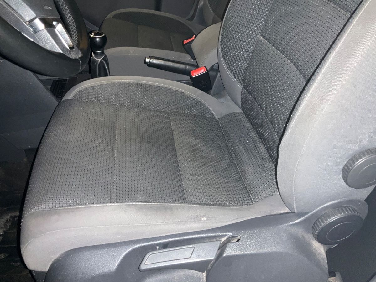 Volkswagen Touran 2011 — photo 32