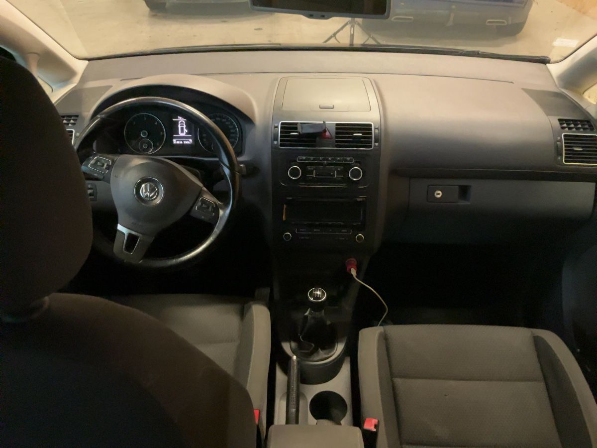 Volkswagen Touran 2011 — photo 18