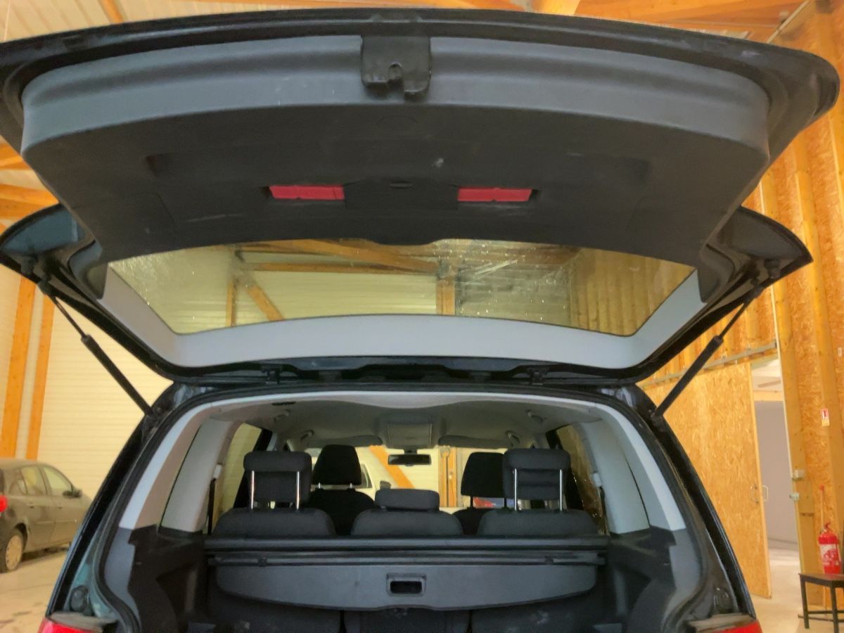 Volkswagen Touran 2011 — photo 16