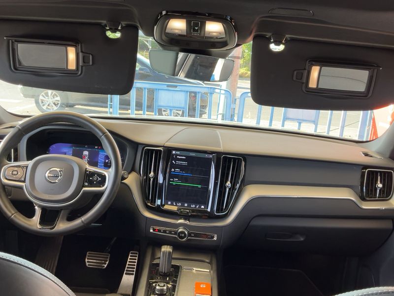 Volvo XC60 2.0 B4 Mild-Hybrid R Design 2WD — zdjęcie 12