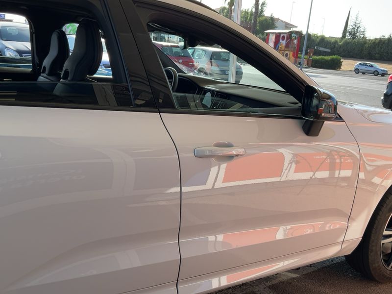 Volvo XC60 2.0 B4 Mild-Hybrid R Design 2WD — zdjęcie 7