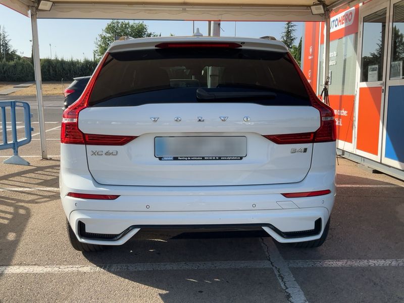Volvo XC60 2.0 B4 Mild-Hybrid R Design 2WD — zdjęcie 5