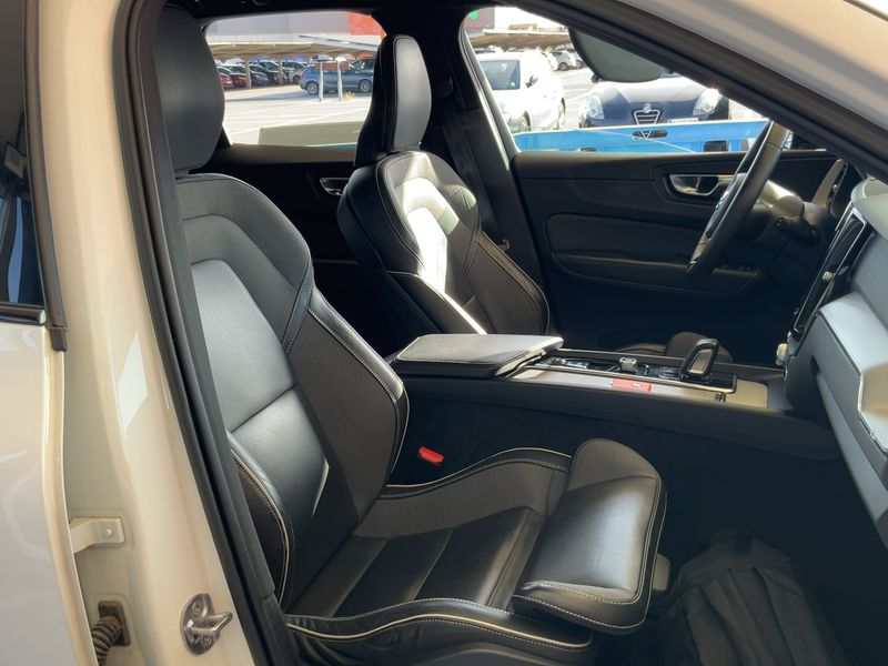 Volvo XC60 2.0 B4 Mild-Hybrid R Design 2WD — zdjęcie 11