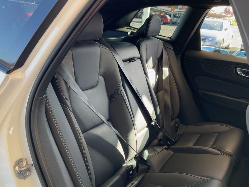 Volvo XC60 2.0 B4 Mild-Hybrid R Design 2WD — zdjęcie 14