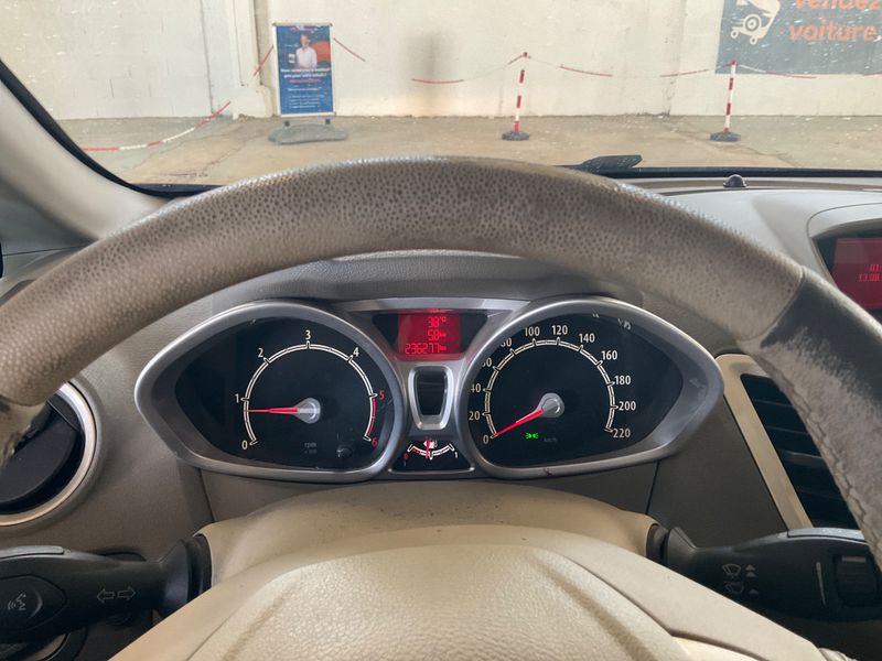 Ford Fiesta 1.4 TDCi Ghia — zdjęcie 4