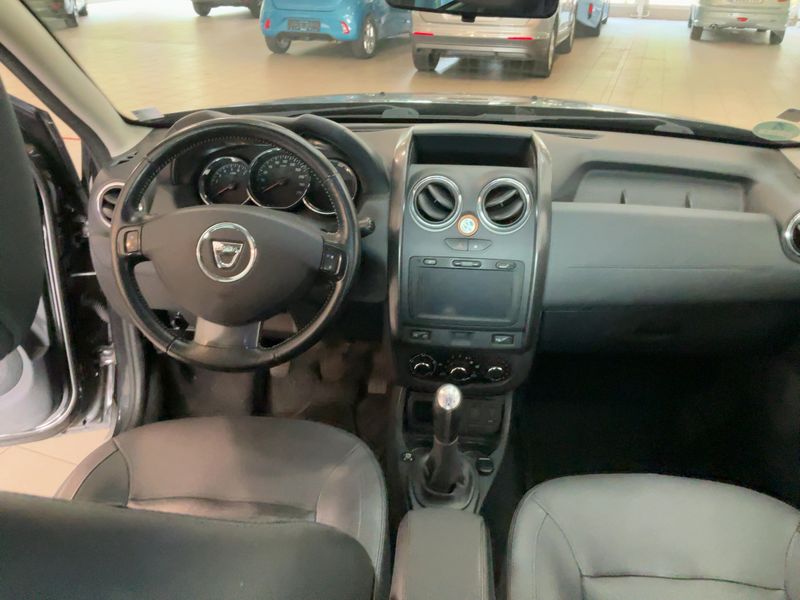 Dacia Duster 1.6 LPG Prestige 4x2 2015 – снимка 17