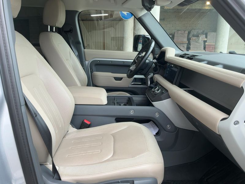 Land Rover Defender D240 110 S — zdjęcie 11