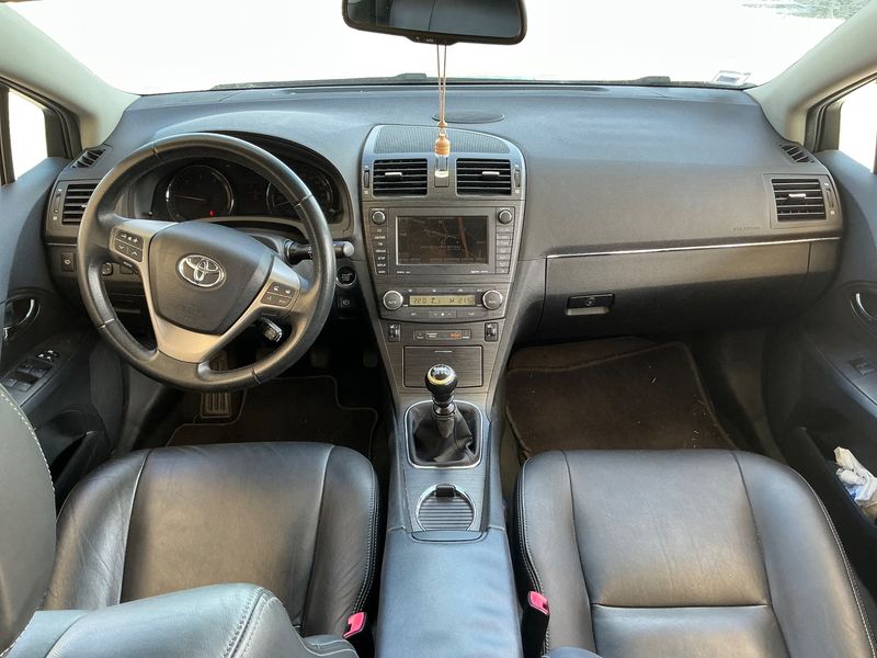 Toyota Avensis 2.2 D-4D Executive — zdjęcie 12