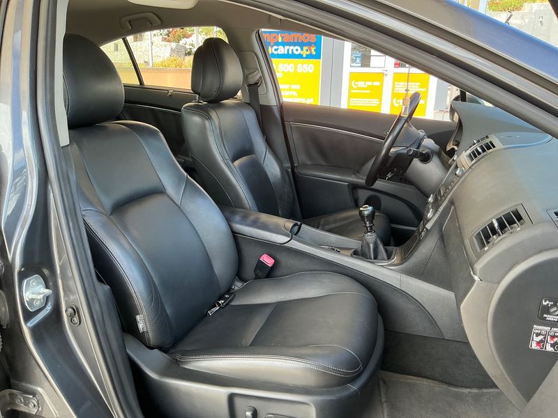 Toyota Avensis 2.2 D-4D Executive — zdjęcie 11