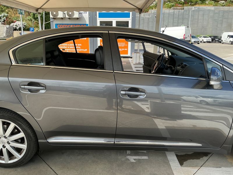Toyota Avensis 2.2 D-4D Executive — zdjęcie 7
