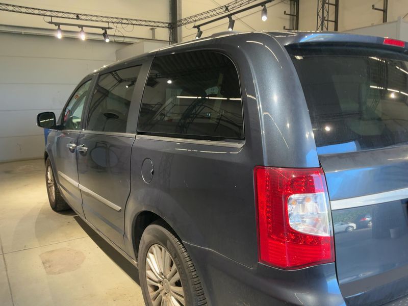 Chrysler Grand Voyager 2.8 CRD Touring — zdjęcie 3