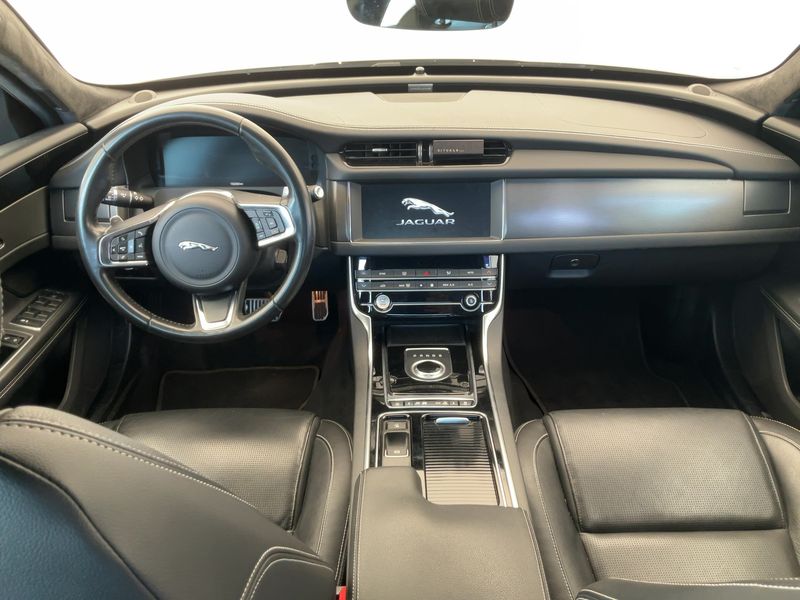 Jaguar XF 20d Chequered Flag AWD — zdjęcie 12