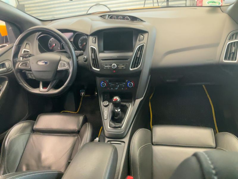 Ford Focus 2.0 EcoBoost ST — zdjęcie 12