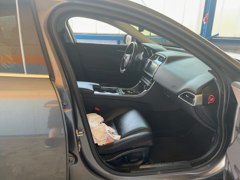 Jaguar XE 20d Portfolio — zdjęcie 11