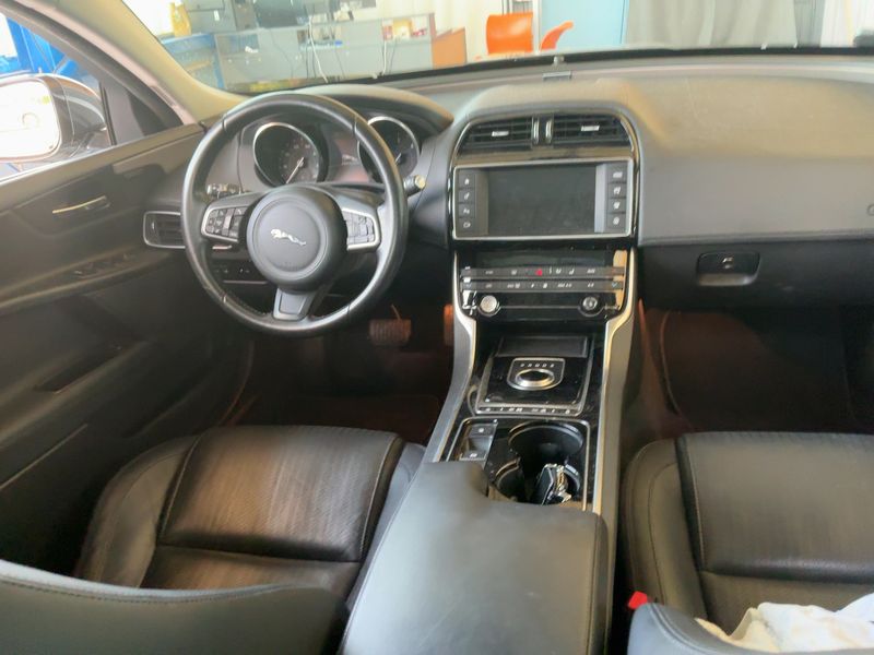 Jaguar XE 20d Portfolio — zdjęcie 12