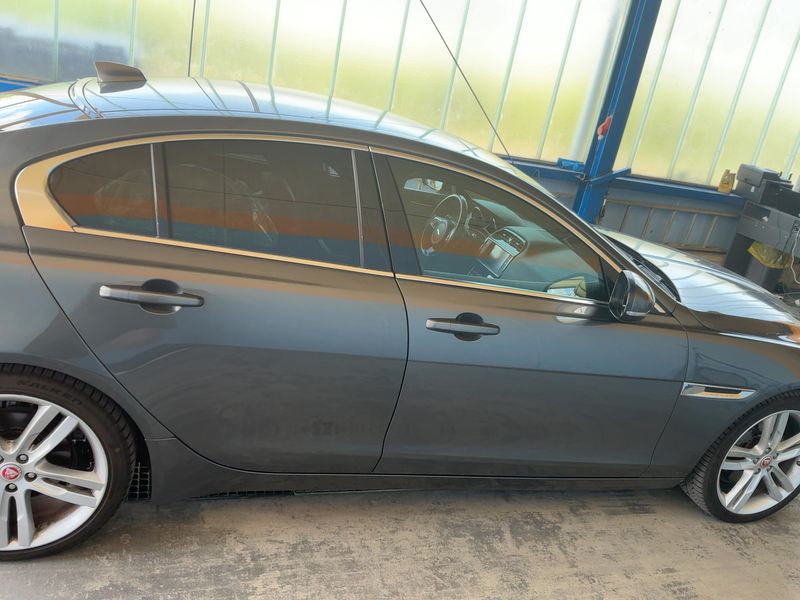 Jaguar XE 20d Portfolio — zdjęcie 7