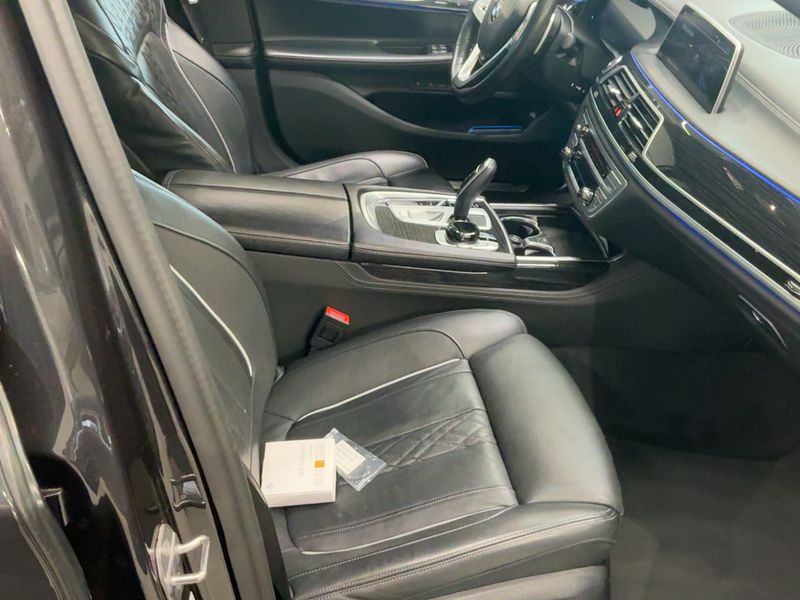 BMW 7er 750i xDrive — zdjęcie 11