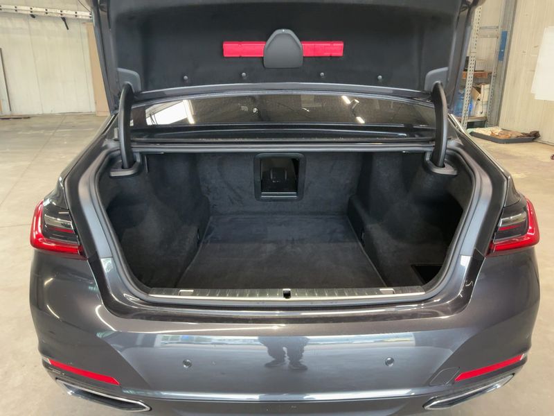 BMW 7er 750i xDrive — zdjęcie 10