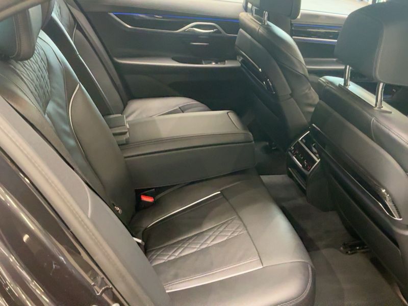 BMW 7er 750i xDrive — zdjęcie 14