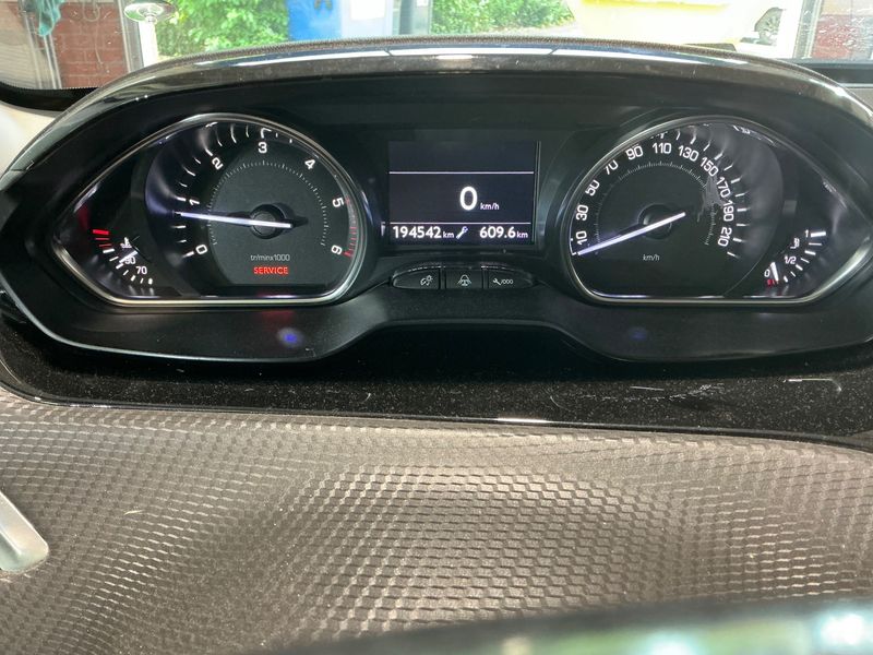 Peugeot 2008 1.6 e-HDi Allure 2013 – снимка 19
