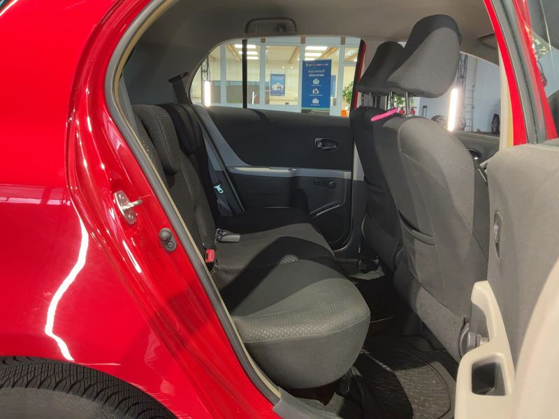 Toyota Yaris 1.33 Dual VVT-i Life — zdjęcie 14