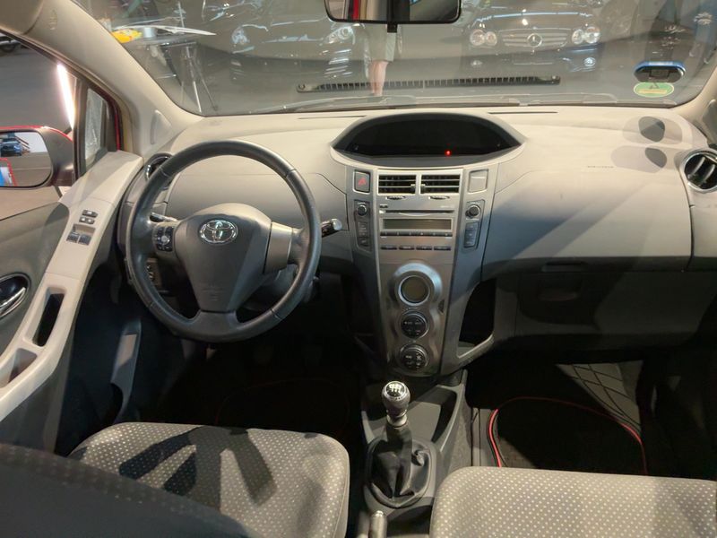 Toyota Yaris 1.33 Dual VVT-i Life — zdjęcie 12