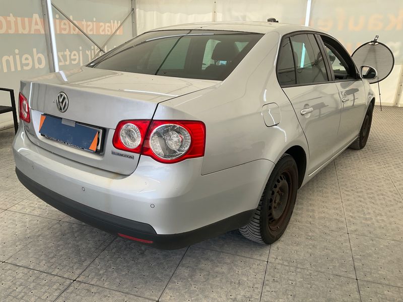 Volkswagen Jetta 1.9 TDI United BlueMotion Tech — zdjęcie 2