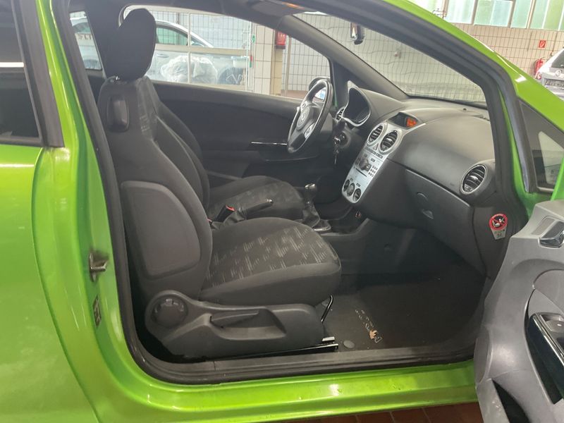Opel Corsa 1.4 Satellite — zdjęcie 3