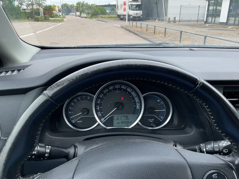 Toyota Auris 1.6 Edition — zdjęcie 13