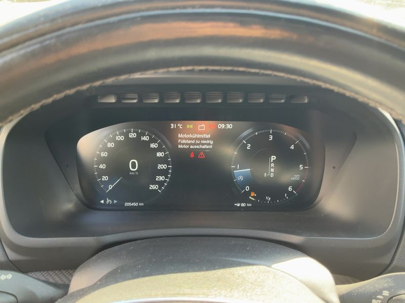 Volvo XC90 2.0 D5 R-Design AWD — zdjęcie 13