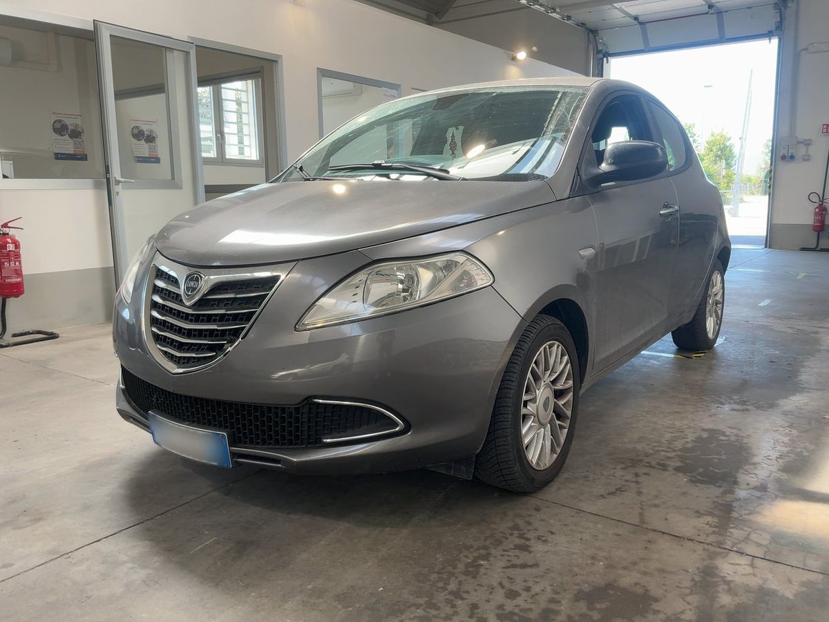 Lancia Ypsilon 2014 — photo 1