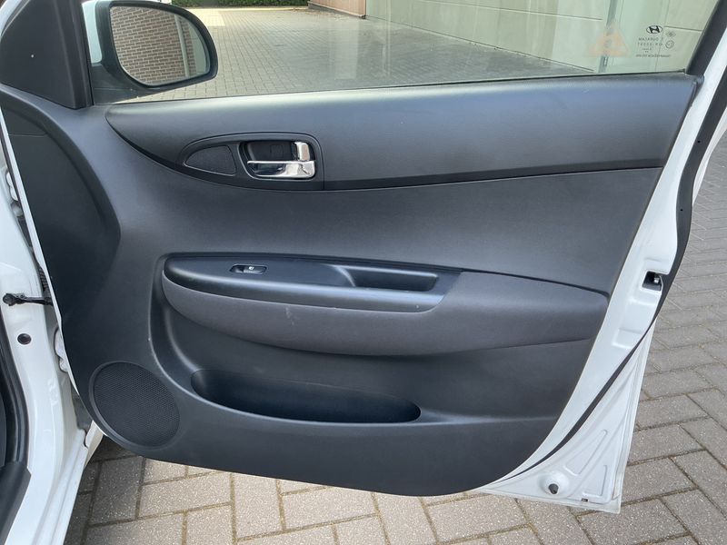 Hyundai i20 1.1 CRDi Style 2015 – снимка 31