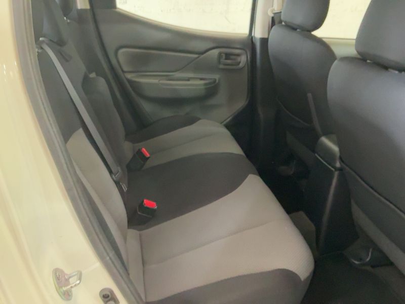 Mitsubishi L 200 2.4 DI-D Basis Doppelkabine 4WD — zdjęcie 14