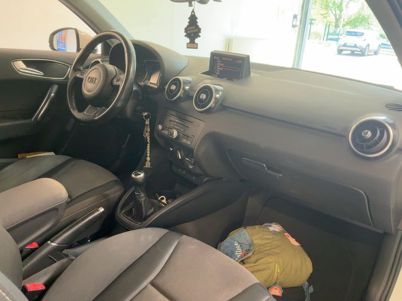 Audi A1 1.6 TDI Ambition — zdjęcie 12
