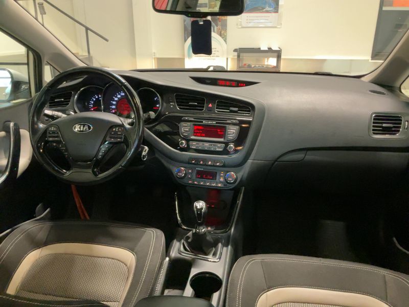 Kia cee'd 1.6 CRDi Active — zdjęcie 12