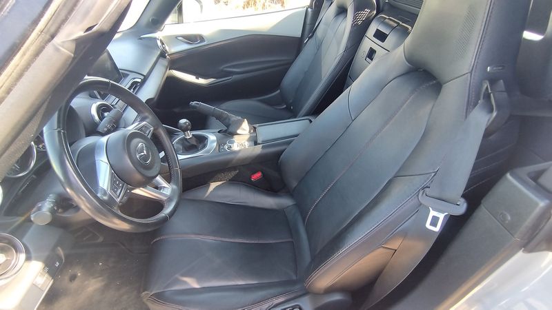 Mazda MX-5 1.5 Luxury — zdjęcie 11