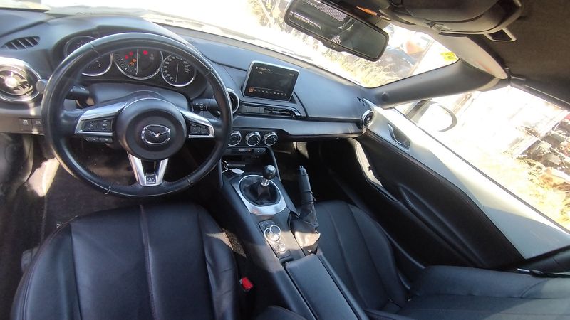 Mazda MX-5 1.5 Luxury — zdjęcie 12