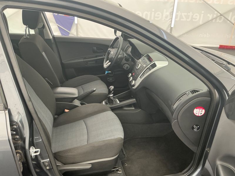 Kia cee'd 1.6 Vision — zdjęcie 3