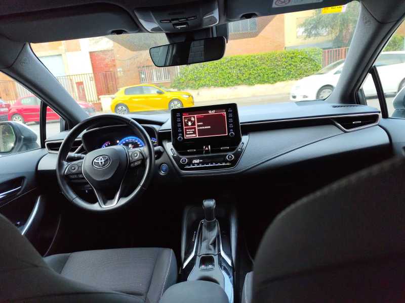 Toyota Corolla 1.8 Hybrid Business Edition photo Toyota Corolla 1.8 Hybrid Business Edition
