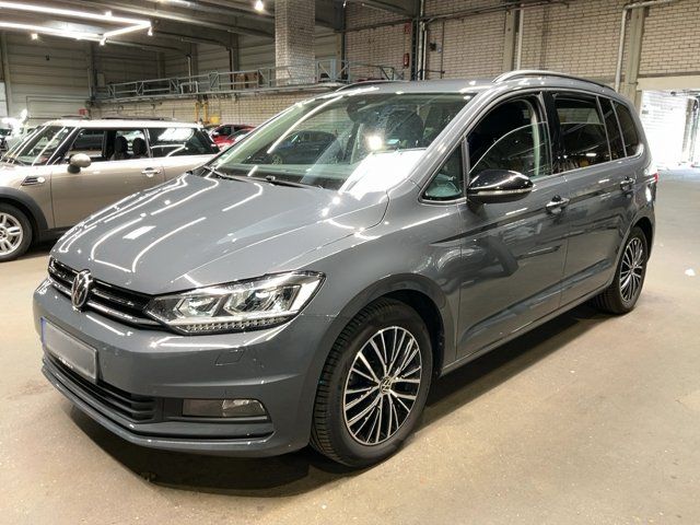 Volkswagen Touran 2021 — photo 1