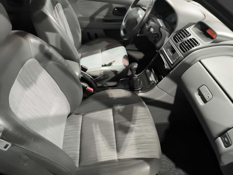 Renault Laguna 1.9 dTi Concorde — zdjęcie 10