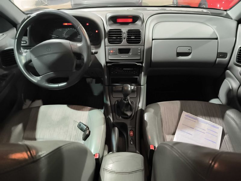 Renault Laguna 1.9 dTi Concorde — zdjęcie 11