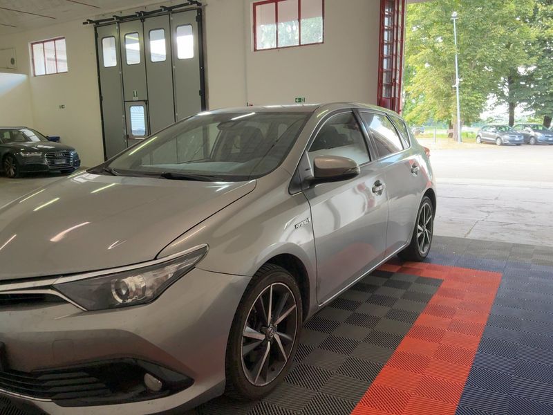 Toyota Auris 1.8 Hybrid Style 2017 – снимка 2