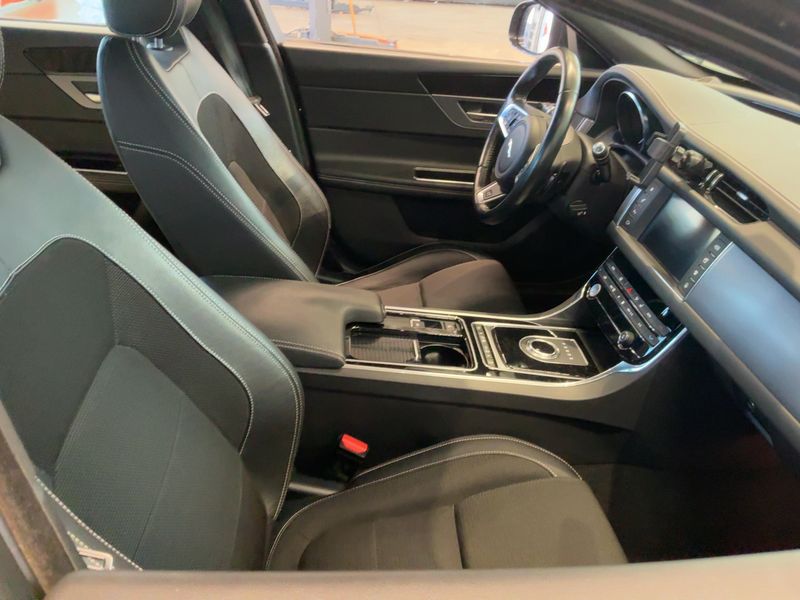 Jaguar XF 20d R-Sport AWD — zdjęcie 11