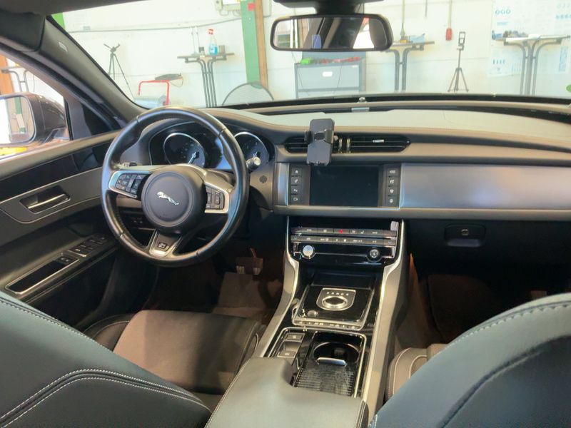 Jaguar XF 20d R-Sport AWD — zdjęcie 12
