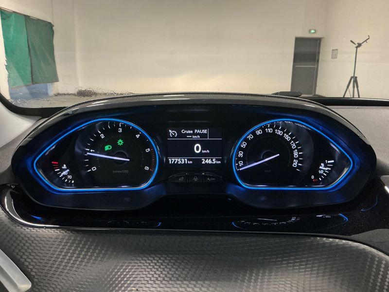 Peugeot 2008 1.6 e-HDi Feline Titane — zdjęcie 13